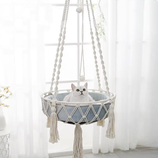 hamac-pour-chat-boheme-avec-pompons-pour-un-confort-elegant